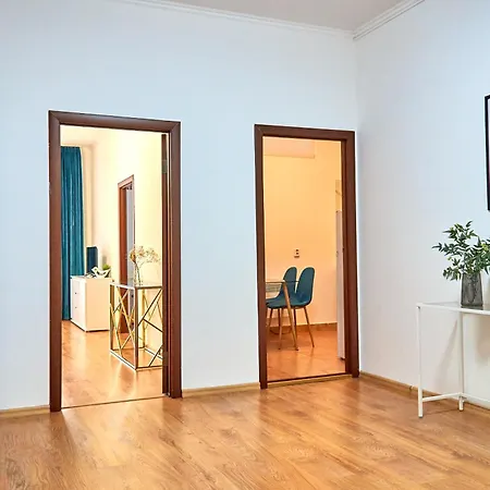 Elegant Lux In Square Apartment *