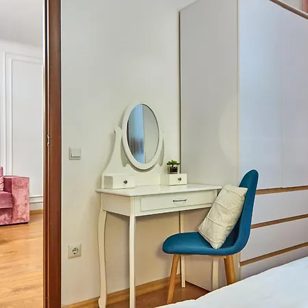 Elegant Lux In Square