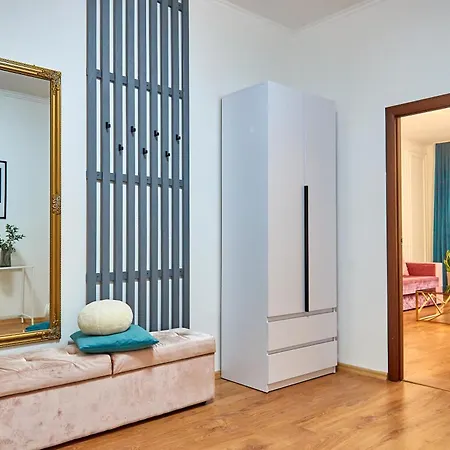 Elegant Lux In Square Apartment