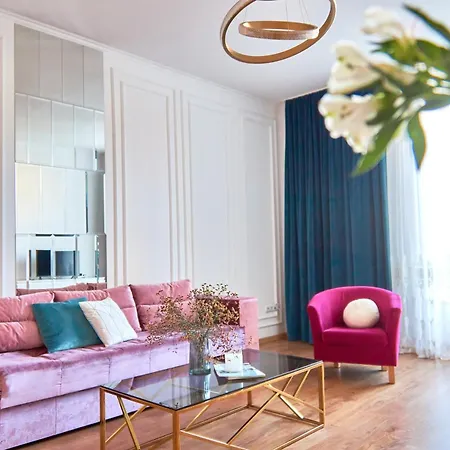 Elegant Lux In Square Apartment