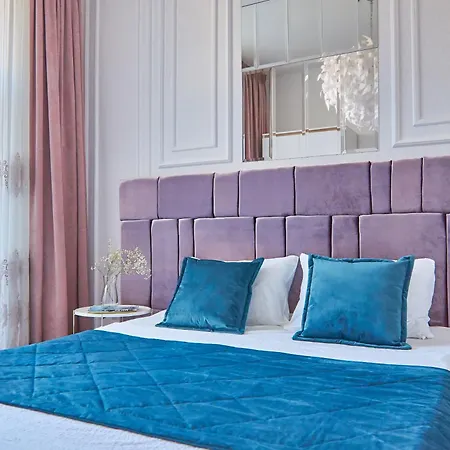 Elegant Lux In Square Apartment *