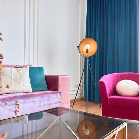 Elegant Lux In Square Apartment