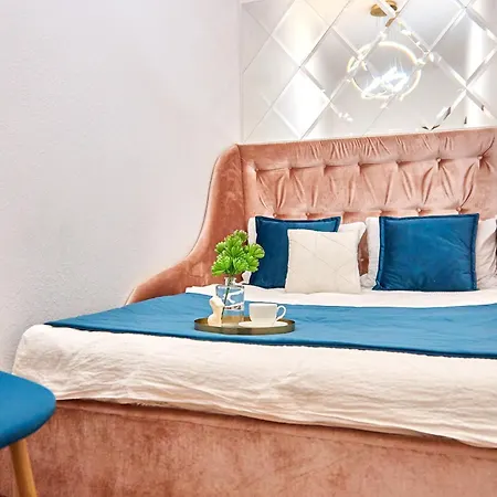 Elegant Lux In Square Apartment *