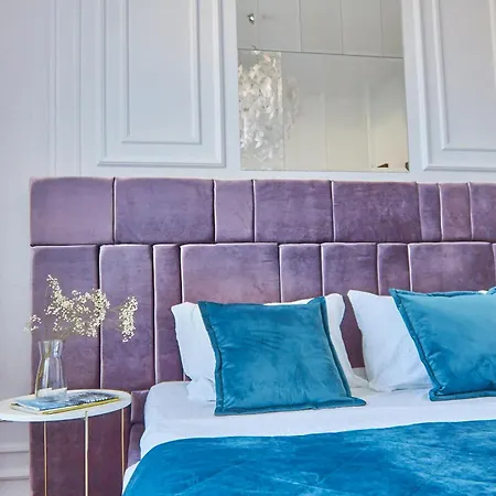 Elegant Lux In Square Apartment