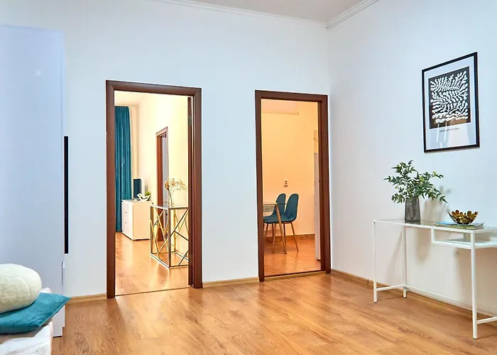 Elegant Lux In Square Apartment *