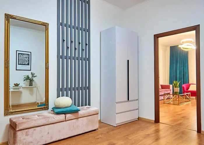 Elegant Lux In Square Apartment