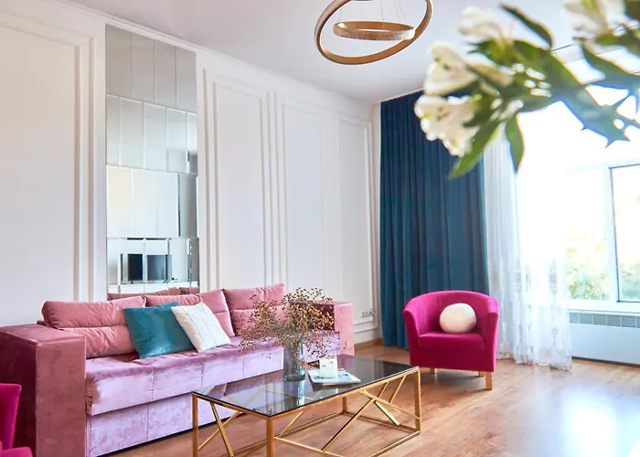 Elegant Lux In Square Apartment