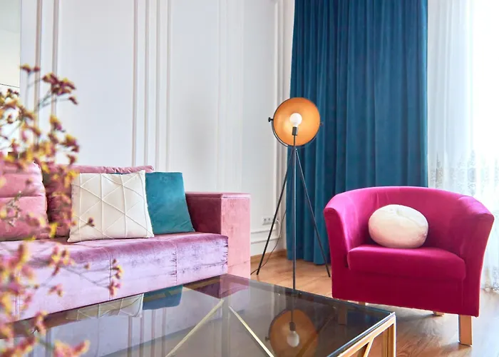 Elegant Lux In Square Apartment