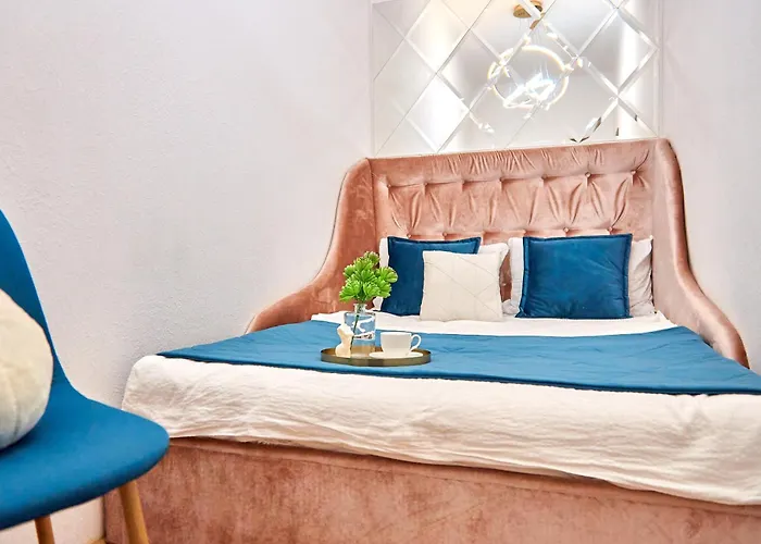 Elegant Lux In Square Apartment *